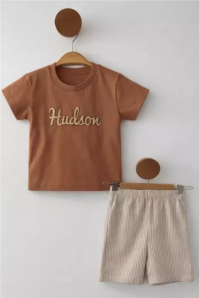 /resimler/cacheweb/urunler/2-9-yas-yazlik-erkek-cocuk-takim-hudson-yazili-kahverengi1_176430.webp?v=639099649613325644