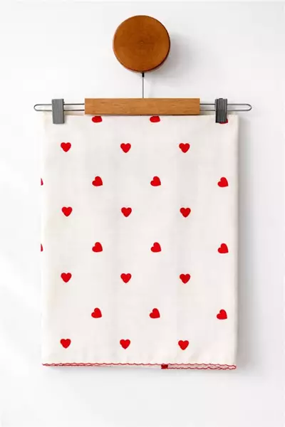 /resimler/cacheweb/urunler/85x75-cm-kalp-desen-tek-kat-muslin-battaniye-kirmizi1_176992.webp?v=639105707630148455