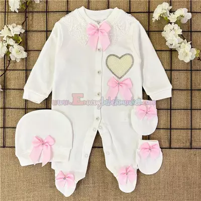 /resimler/cacheweb/urunler/amore_baby_0-3-6_ay_kalpli_tasli_penye_bebek_tulum_pembe1_115541.webp?v=638413615769148736