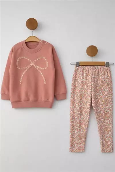 /resimler/cacheweb/urunler/anilco_6-24_ay_penye_kiz_bebek_takim_fiyonk_detayli_pudra1_170328.webp?v=639028850193205796