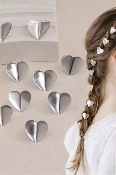 /resimler/cacheweb/urunler/kiz_cocuk_kalp_model_metal_sac_kupesi_gumus1_171518.webp?v=639047848547259607