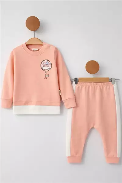 /resimler/cacheweb/urunler/memoza_0-12_ay_penye_bebek_takim_uni_nakisli_somon1_170924.webp?v=639036637281323956