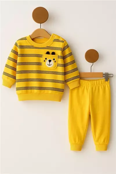 /resimler/cacheweb/urunler/nikuby-6-9-12-18-ay-cepli-dog-baskili-penye-bebek-takim-sari1_162496.webp?v=638927687006315853