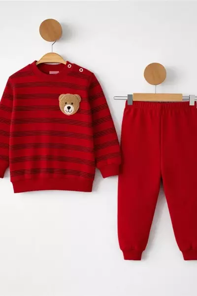 /resimler/cacheweb/urunler/nikuby-6-9-12-18-ay-penye-erkek-bebek-takim-ayicik-nakisli-kirmizi1_170381.webp?v=639028889411449997